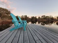 Relaxing newly-renovated 3/2 lakeside retreat with private dock