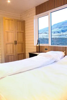 Sensational cabin with hot tub, sauna, fire place, 85" TV and magical views