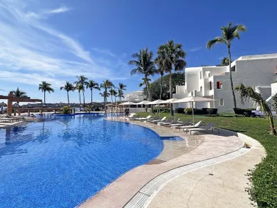 Beachfront condo with ocean view, private pool & resort amenities