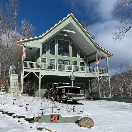 BEARADISE CABIN AT NANTAHALA LAKE  3-BEDROOMS 2-BATH SLEEPS 10 PEOPLE