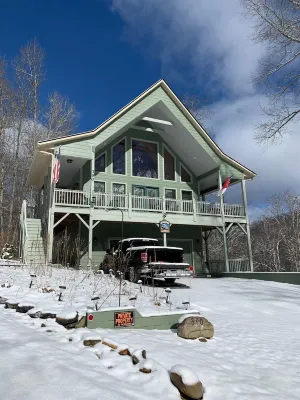 BEARADISE CABIN AT NANTAHALA LAKE  3-BEDROOMS 2-BATH SLEEPS 10 PEOPLE
