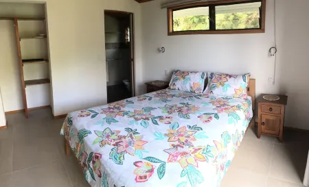 Large family home, tranquil hillside location with Pacific views Отели в г. Аваруа