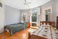 Why rent a brick and glass box when you can step back in time to the late 1800s? Hotels in der Nähe von King's Lock Craft Distillery