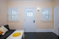 Charming 1-Bedroom Retreat with Central Air – Prime Location