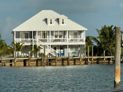 Starboard House:  Main Unit in Canalfront Home close to beach โรงแรมใน