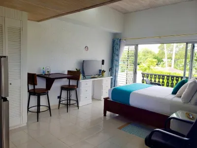 Peaceful intensely clean unit overlooking tropical gardens and golf course