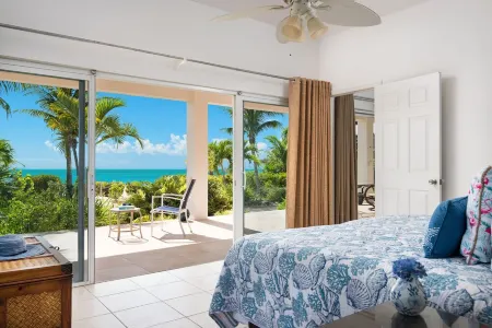 Crystal Sands Beachfront Villa! Private Pool! Best Value for Families & Couples! Отели рядом с достопримечательностью «Turks and Caicos Island»