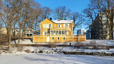 Beautiful lakefront house Hotels in 