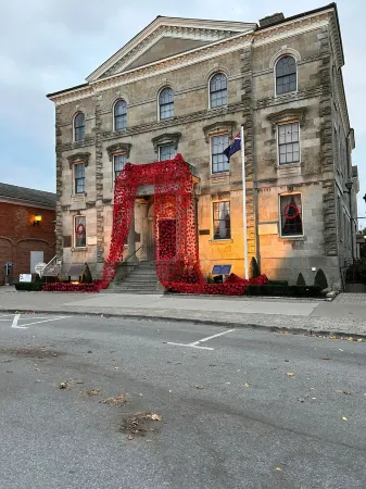 Bissell's Hideaway in the Heart of old town Niagara on the lake Отели рядом с достопримечательностью «Флорал Клок»