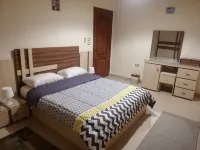 Hidden Gem 2BR with pool access โรงแรมใน