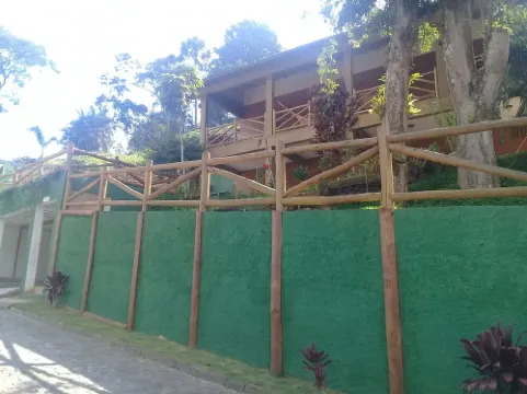 House in beautiful condominium in downtown Itaipava with beautiful view.