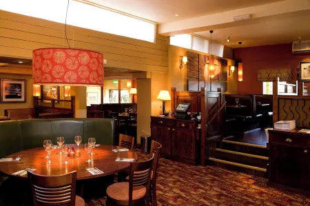 Premier Inn Northampton West (Harpole) Отели в г. Флор