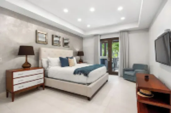 Renovated 2-bedroom condo with WiFi, AC inside Bahía Beach Resort サルサルのホテル