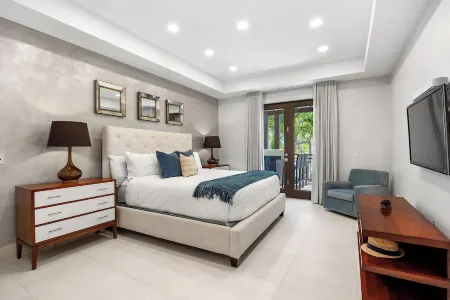 Renovated 2-bedroom condo with WiFi, AC inside Bahía Beach Resort