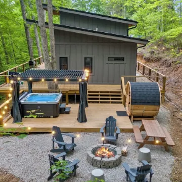 Spring Retreat! w/ Hot Tub, Sauna & Firepit Near Natural Bridge SP + Rrg Trails!