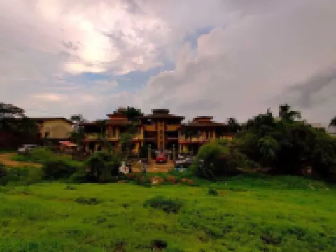 Cozy Hill-touch villa with Lounge Pool. Quiet neighbourhood. Quick trek to lake