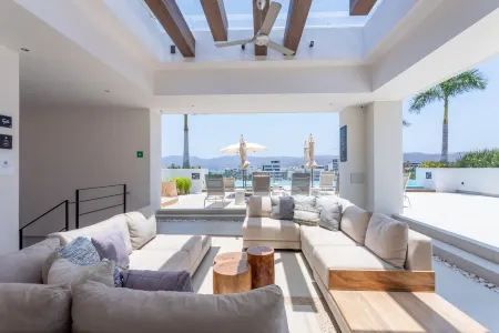 PAVILION 2BR, Rooftop Infinity Pool & Jacuzzi with AMAZING views of the ocean.
