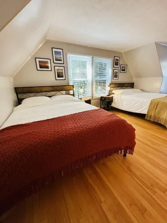 Cozy Historical Riverside Cottage on Salmon River - King and Queen Beds Отели в г. Пуласки