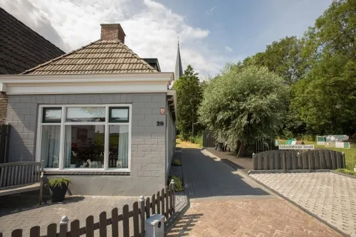 Rural four-person holiday home with a fantastic view. Hotels in Holwerd