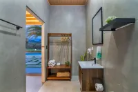 Mayoli Hill Deluxe Farmhouse Hot Tub & Private Pool with Volcano View