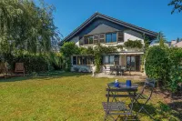 Villa Azur on Lake Neuchâtel  호텔