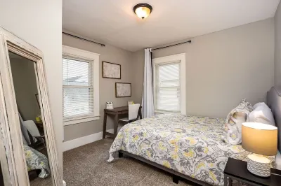 Classic Lansing Home: In the middle of everything Union Depot周辺のホテル