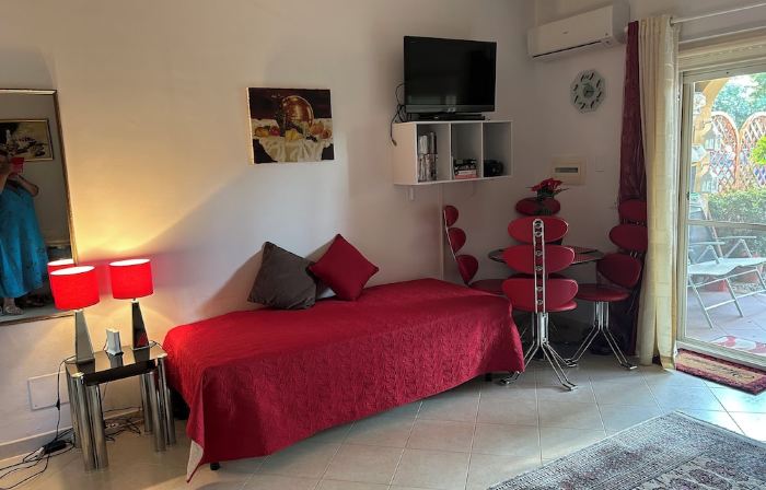 Stunning studio holiday apartment for 2/3 on resort, close to beach with 2 pools