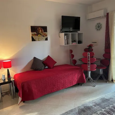 Stunning studio holiday apartment for 2/3 on resort, close to beach with 2 pools