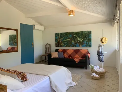 House with swimming pool, 5 bedrooms (4 suites) 40 meters from the beach.