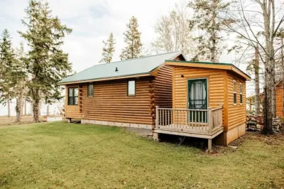 Escape to Tranquility at The Sandy Pearl: A Cozy Log Cottage Retreat