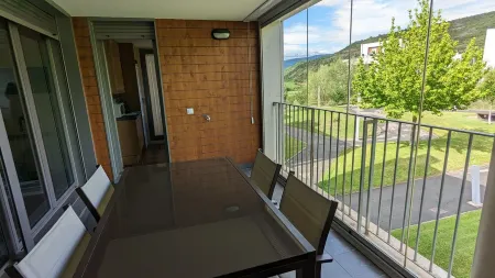 Magnífico Apartamento en Pirineos con Piscina y Cerca de Pistas de Esquí