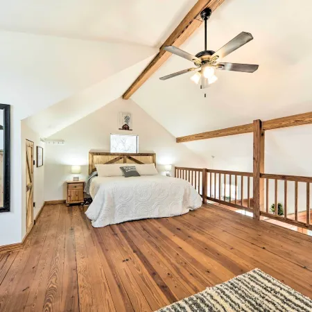 Pet-Friendly Fredericksburg Cabin w/ Hot Tub!