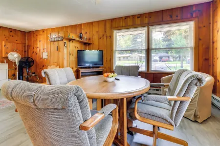 Home ~ 17 Mi to Detroit w/ Patio & Grill! Отели рядом с достопримечательностью «4 Men»