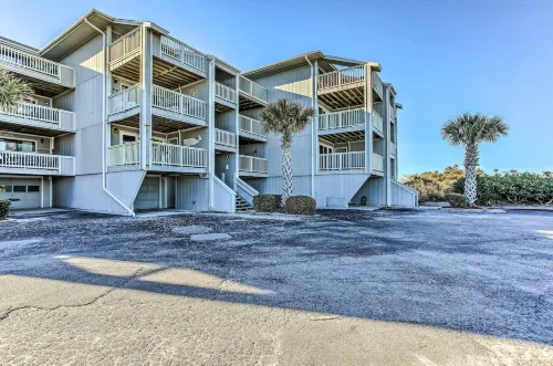 Condo w/ Pool Access - Walk to Beach!