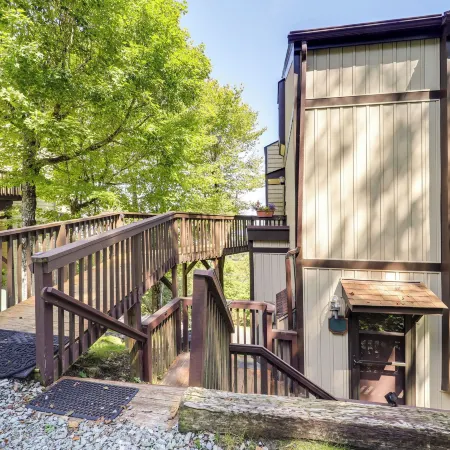 Hike, Ski and Fish! Sunset-View Condo in Beech Mtn