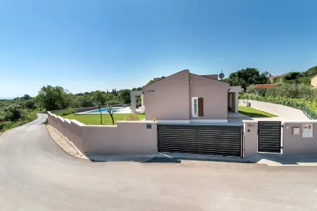 Attractive villa with stunning weiw on sea/pool & landscape -Best offer in July