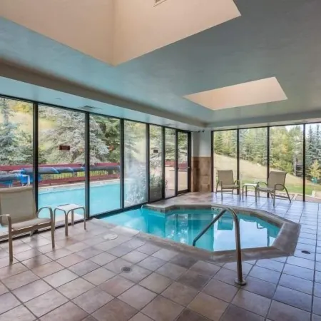 Strawberry Park Ski-in Ski-Out Condo Close to Chairlift
