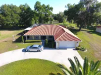 Stylish Pool Close to Withlacoochee Bike Trail 3 Bedroom Home by Redawning - Balkoner