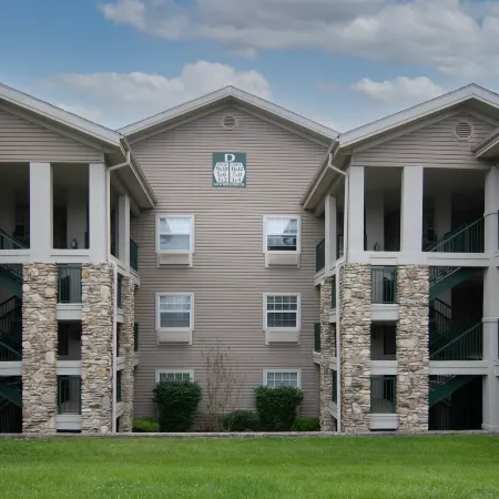 Gorgeous Greens 2 Bedroom Condo by Redawning