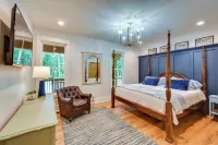 Luxurious Clarkesville Cabin w/ Decks & Fire Pit - parking