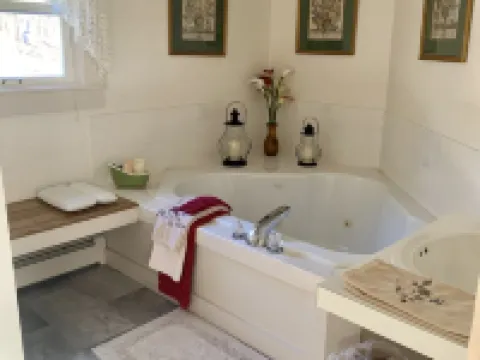 The Buttonwood Inn on Mt. Surprise Hotels in Bartlett