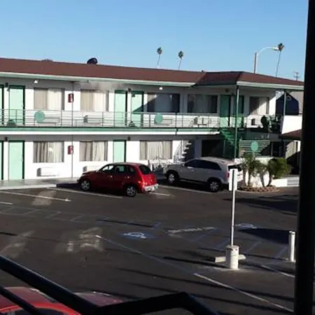 Travelers Beach Inn
