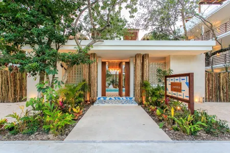 Charming Nature-Inspired Condos with Sultry Surroundings by Stella Rentals Отели рядом с достопримечательностью «Ziggy Beach»