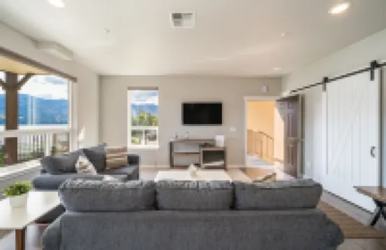 Marina's Edge Condo Walk to Restaurants, Wineries by RedAwning