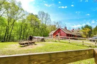 Killingly Barnyard Studio in Wine Country! Hotels in 