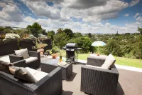 The Queenslander Raglan