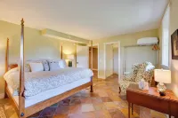 On-Site Vast Hiking Trail Hardwick Farmhouse! - parking