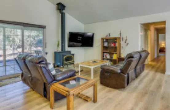 私人湖泊、熱水浴缸和電動車充電器：馬裏波薩家庭住宅！