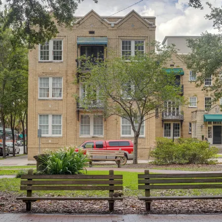 Walkable Savannah Escape in Historic District!