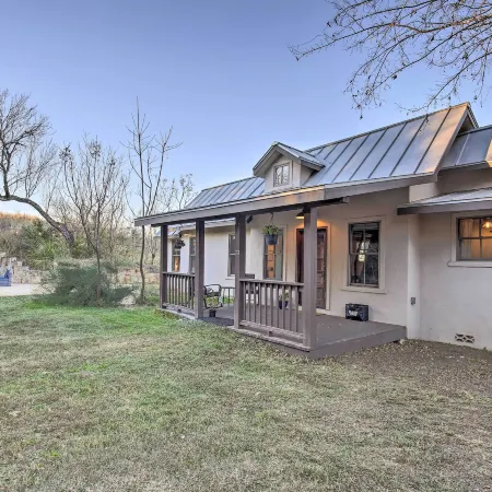 Charming Family Cottage Close to San Antonio